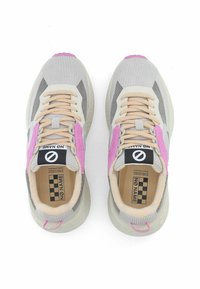 Baskets légères avec une texture grise et beige, des accents roses et un logo sur la languette. Semelle en caoutchouc avec semelle intérieure rembourrée.