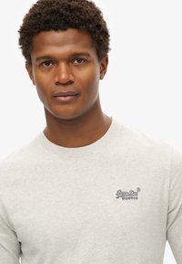 Lichtgrijze long-sleeve t-shirt van katoen, met een ronde hals en geborduurd logo op de borst in een donkere tint.