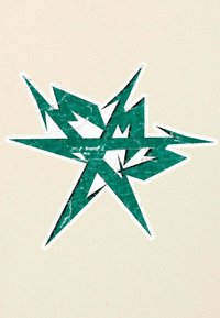 Design graphique turquoise avec des pointes angulaires et une finition texturée, entouré de blanc sur un fond beige clair.