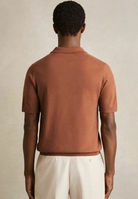 Reiss REGULAR FIT DUCHIE OPEN COLLAR - Pólóing - cinnamon brown