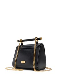 Borsa a tracolla in pelle nera con forma strutturata, tracolla in catena dorata e manico superiore. Presenta una placca con logo metallico e una texture liscia.