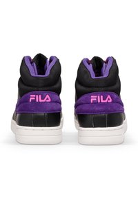 Höga sneakers i svart syntetläder, med lila mockadetaljer och vita gummisulor. Fila-logotyp i rosa på hälen.