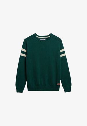Groene gebreide trui met een geribde halslijn en manchetten. Bevat twee witte horizontale strepen op elke mouw. Logosticker aan de zoom.