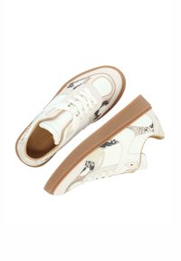Białe sneakersy z teksturowanymi akcentami wężowego printu, okrągłym noskiem, sznurowanym designem i tanowym gumowym podeszewką. Wykonane z materiałów skórzanych i zamszowych.