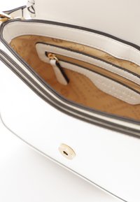 Borsa bianca con rifiniture nere, caratterizzata da un esterno in pelle liscia, accessori in oro e un interno beige con una tasca con zip.