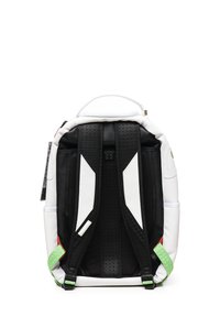 Mochila blanca y negra con correas traseras acolchadas de malla, acentos verdes y detalles de diseño angulares. Cuenta con una tela texturizada para mayor durabilidad.
