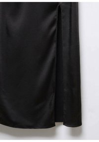 Jupe en satin noire avec une fente latérale montrant un tissu lisse et brillant et un ourlet courbé net sur un fond clair.
