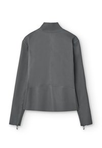 Giacca di pelle grigia con colletto alto, maniche lunghe e cerniere laterali. Texture liscia con un design aderente e uno stile minimalista.