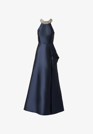 Námořnicky modré saténové večerní šaty s vysokým halterovým výstřihem zdobeným bílými perličkami a boční volánovou ozdobou na sukni.