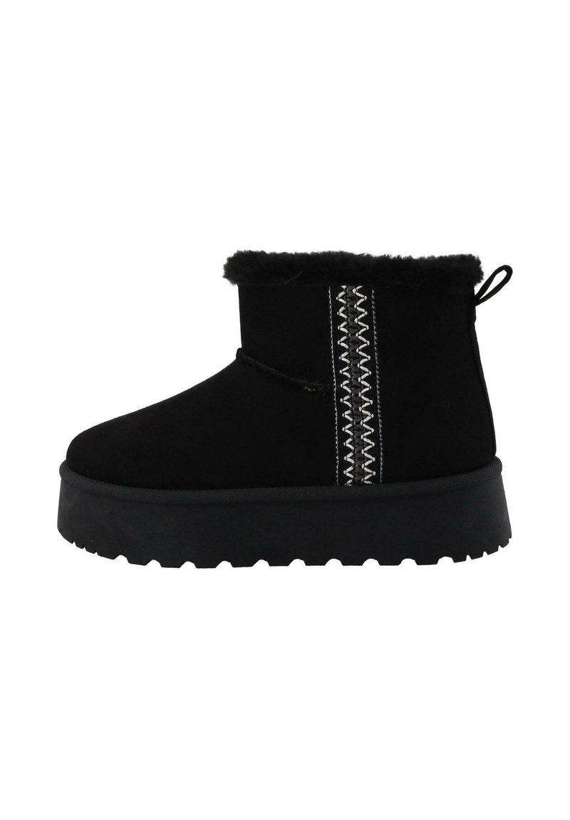 Bottines noires avec doublure en fourrure, semelle épaisse, surpiqûres blanches en zigzag décoratives sur le côté et une languette à l'arrière.