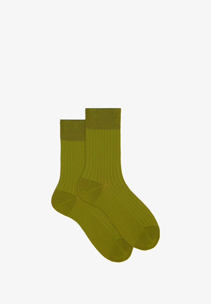 Olivgrüne Socken mit einem gerippten Textil, die ein einfarbiges Design aufweisen und an den Zehen und Fersen verstärkt sind für Langlebigkeit.