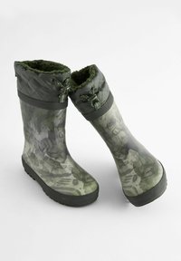 Grüne wasserdichte Gummistiefel mit einem Camouflage-Muster, einem gesteppten Stoffoberteil und einem weichen, flauschigen Futter. Sie verfügen über schwarze Gummisohlen für guten Halt.