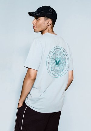 Tomorrowland Store, UNITY STAMP TSHIRT MEN STONE BLUE - Print T-shirt - blue