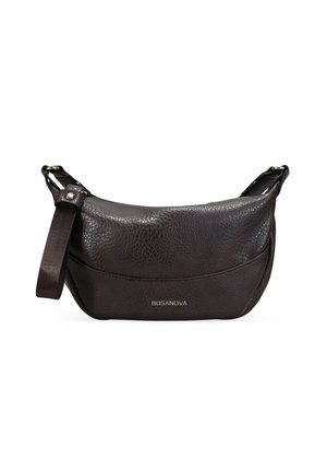 Bolso de hombro de cuero marrón oscuro con una superficie texturizada, forma curva y una sola correa. Presenta detalles del logo en dorado en la parte frontal.