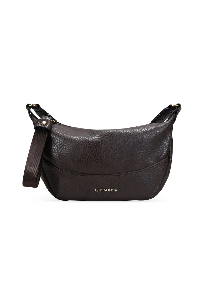 Bolso de hombro de cuero marrón oscuro con una superficie texturizada, forma curva y una sola correa. Presenta detalles del logo en dorado en la parte frontal.