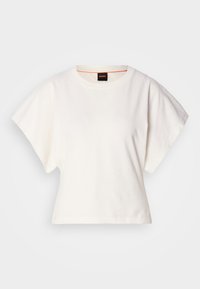 Bílý zkrácený T-shirt, krátké široké rukávy, měkký bavlněný materiál, kulatý výstřih s jemným oranžovým lemováním, minimalistický design, bez vzorů nebo grafik.