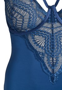 Blå lingeri med blomster-lace detaljer og mesh på skålene og frontpanelet, med tynde justerbare stropper.