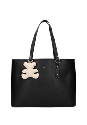 Borsa tote in pelle nera con manici lunghi e un portachiavi beige a forma di orsetto attaccato vicino alla parte superiore.