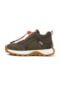 Grüne und dunkelgraue Wildledersneaker mit Gummilaufsohle, versehen mit braunen Akzenten und einem Bungee-Schnürsystem für einen sicheren Halt.