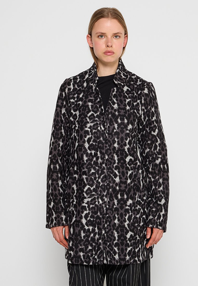 Manteau à imprimé léopard dans des tons de noir et de gris, fabriqué en tissu texturé, avec un col et une fermeture à boutons.