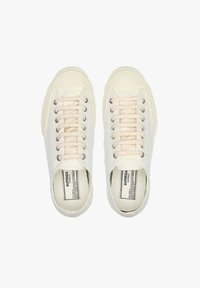 Sneakers in tela beige con punta tonda, occhielli bianchi e lacci. Include branding visibile sulle suole interne. Suola piatta in gomma. Senza motivi.