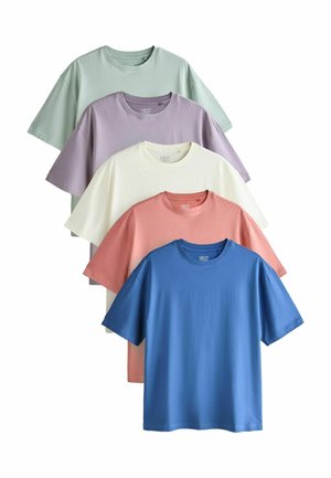 Fem t-shirts med rund hals og korte ærmer i pastelgrøn, lavendel, creme, fersken og blå, lagvis overlappende på en hvid baggrund.