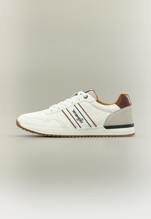 Valged madala säärega tossud pruunide detailide ja valgete paeltega, küljes "Wrangler" logo, taust neutraalne.