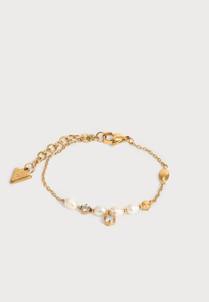 Bracelet délicat en chaîne d’or avec cinq perles blanches et deux petits pierres précieuses transparentes, doté d’un fermoir mousqueton et d’un pendentif triangulaire.