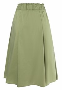 Jupe verte jusqu'aux genoux fabriquée en tissu lisse. Elle présente une taille froncée et une silhouette évasée avec des plis subtils pour plus de fluidité.