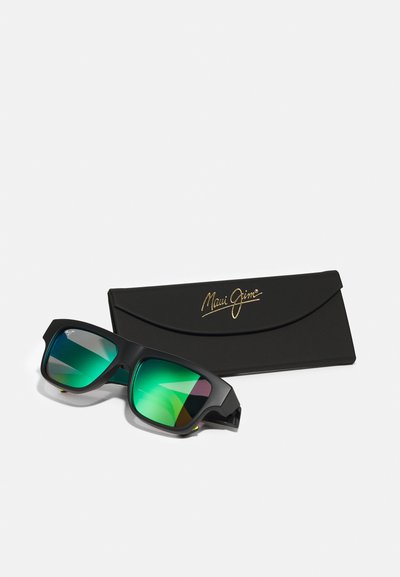 Ochelari de soare negri Maui Jim cu lentile verzi degradé și design unghiular. Include o carcasă neagră cu litere aurii.