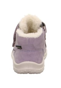 Fioletowy zamszowy niski but z białą polarową wyściółką przy kostce, wyposażony w rzep oraz białą gumową podeszwę z wzorzystym bieżnikiem.