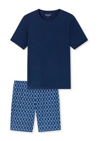 Mørkeblå bomulds T-shirt parret med mønstrede blå shorts, der har et gitterlignende design i forskellige nuancer af blåt og mørke accenter.