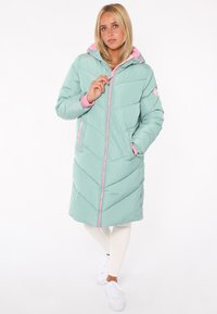 Hellgrüner gepolsterter langer Mantel mit rosa Akzenten, diagonal gestepptem Muster, durchgehendem Reißverschluss und Kapuze, ausgestattet mit Seitentaschen.