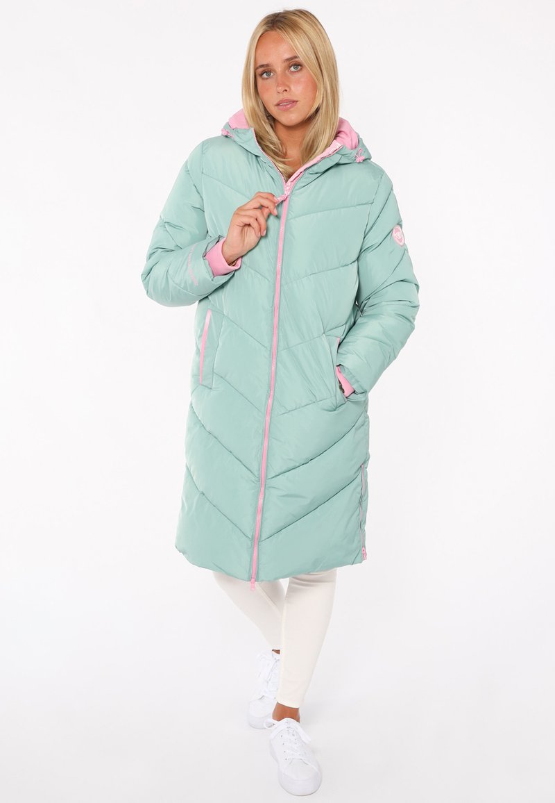 Hellgrüner gepolsterter langer Mantel mit rosa Akzenten, diagonal gestepptem Muster, durchgehendem Reißverschluss und Kapuze, ausgestattet mit Seitentaschen.