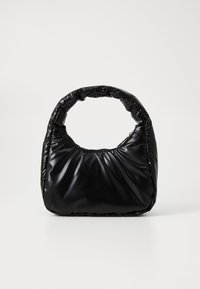 Sac à main noir rembourré avec une poignée arrondie, présentant une surface lisse et brillante ainsi qu'une texture douce et matelassée. Pas de quincaillerie ou d'accents visibles.