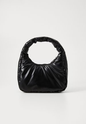 Svart polstret håndveske med et rundt håndtak, med en jevn, blank overflate og en myk, quiltet tekstur. Ingen synlige feste- eller dekorasjonsdetaljer.