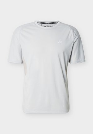 Λευκό αθλητικό T-shirt με κοντά μανίκια και στρογγυλή λαιμόκοψη, με μικρό λογότυπο ACG στο αριστερό μέρος του στήθους, απεικονίζεται σε απλό φόντο.
