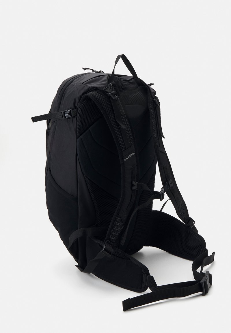 Sac à dos noir avec un panneau dorsal texturé et rembourré ainsi que des bretelles réglables. Comprend plusieurs compartiments et des matériaux durables.