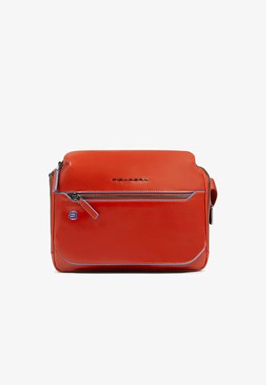 Rode leren crossbodytas met een gladde textuur, voorzien van een voorvak met rits, blauwe accenten en een geborduurd logo. Compact rechthoekig ontwerp.