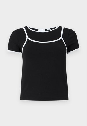 Czarny krótki crop top z białym obramowaniem podkreślającym dekolt, obszar klatki piersiowej oraz krawędzie rękawów, ułożony płasko na jasnym tle.