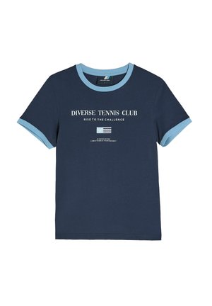 Granatowa bawełniana koszulka z jasnoniebieskim ściągaczem u kołnierzyka i rękawach. Z przodu znajduje się napis "Diverse Tennis Club" oraz grafika flagi.