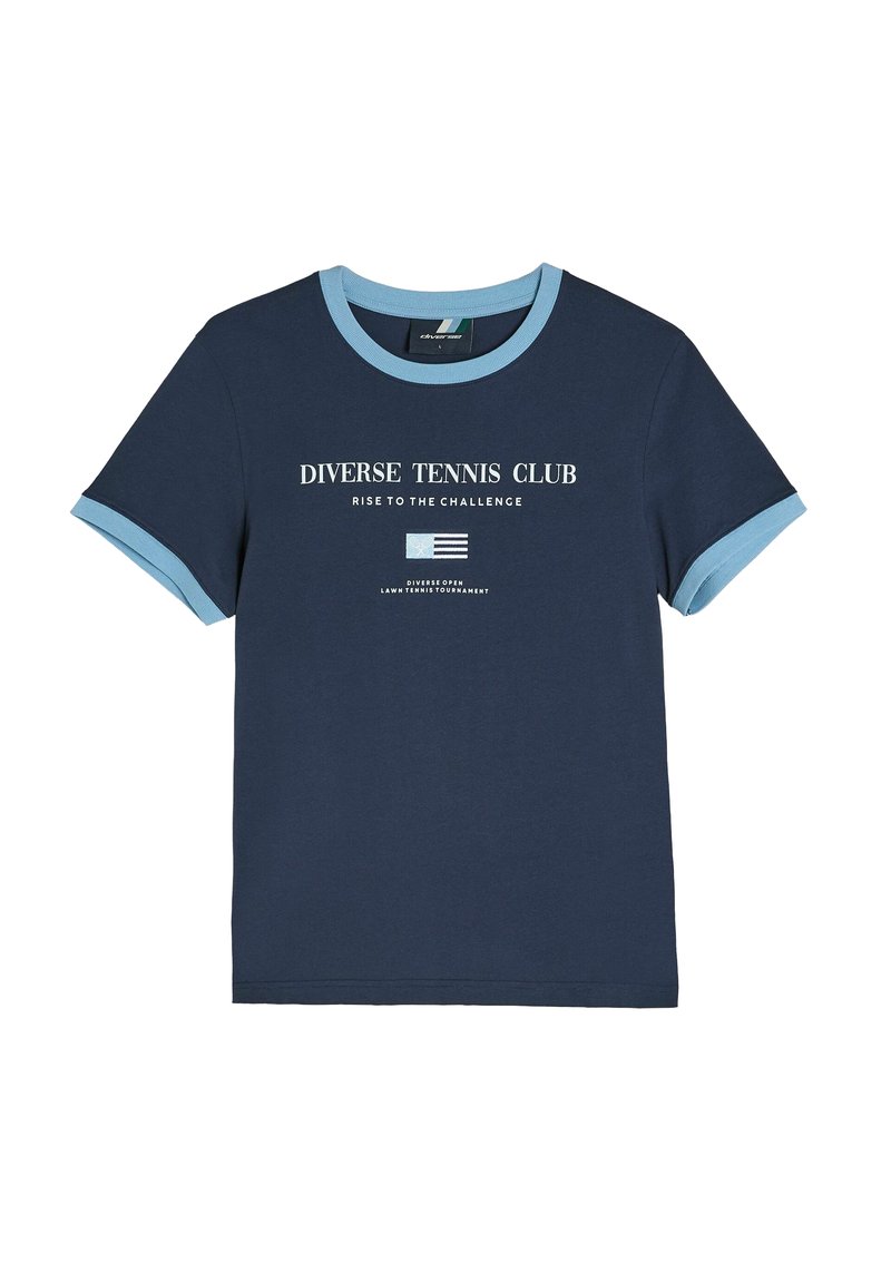 Granatowa bawełniana koszulka z jasnoniebieskim ściągaczem u kołnierzyka i rękawach. Z przodu znajduje się napis "Diverse Tennis Club" oraz grafika flagi.