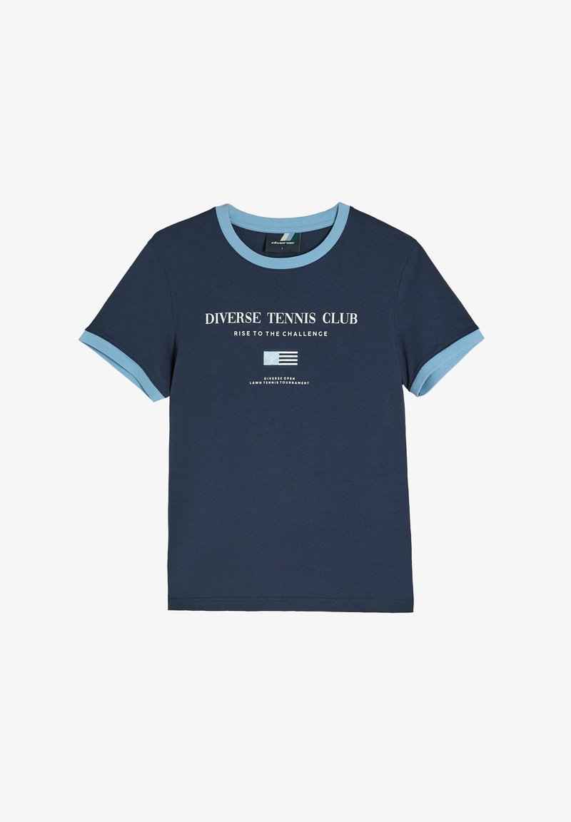 Granatowa bawełniana koszulka z jasnoniebieskim ściągaczem u kołnierzyka i rękawach. Z przodu znajduje się napis "Diverse Tennis Club" oraz grafika flagi.