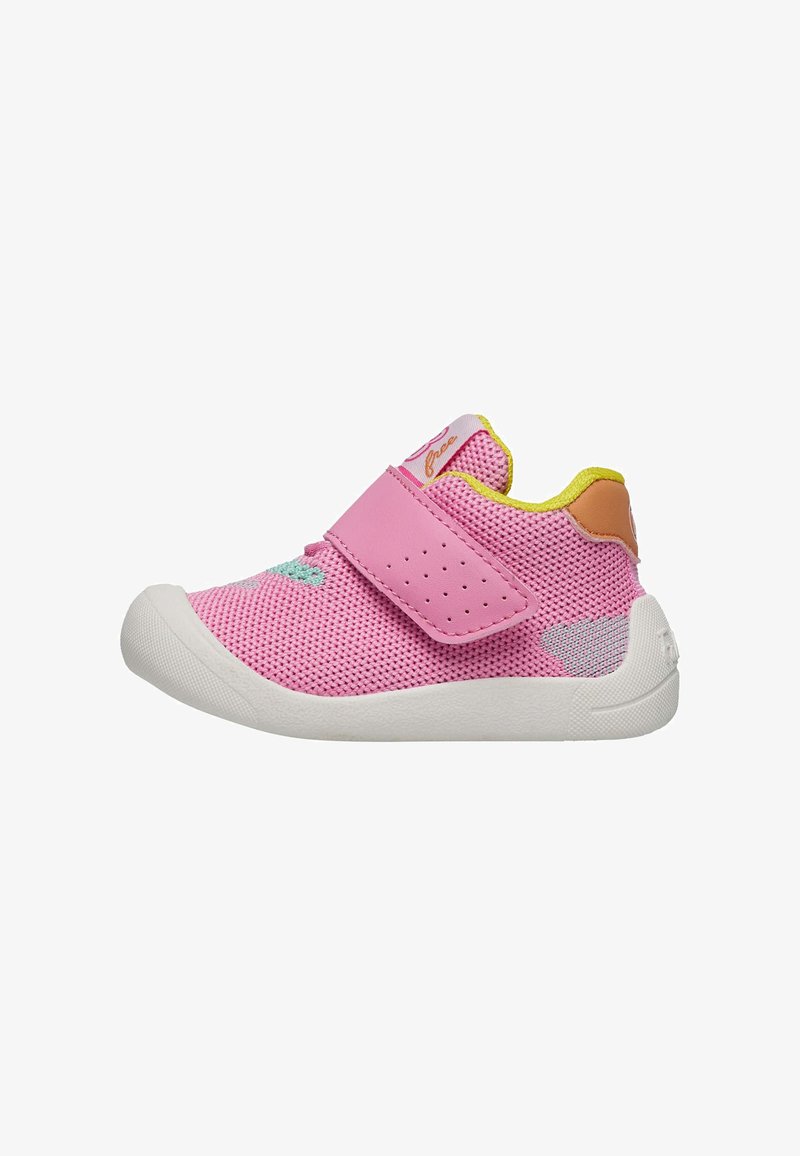 Chaussure de sport rose avec tige en maille, col rembourré, sangle velcro et semelle en caoutchouc. Comprend des accents colorés et des éléments décoratifs.