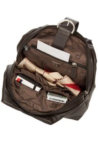 Sac à dos en cuir marron avec une ouverture zippée. L'intérieur comprend une poche, une doublure en tissu imprimé, un téléphone et des objets organisés par des bandes élastiques.
