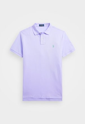 Lichtpaarse poloshirt gemaakt van katoen. Heeft een klassieke kraag, een sluiting met twee knopen en een klein groen logo geborduurd op de linkerborst.