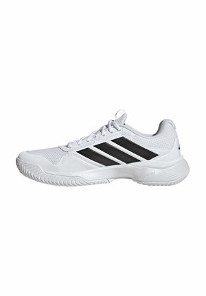 Weißer Sportschuh mit schwarzen Streifen, Mesh-Obermaterial, Schnürverschluss und strukturierter Sohle, die für sportliche Leistung und Komfort entwickelt wurde.