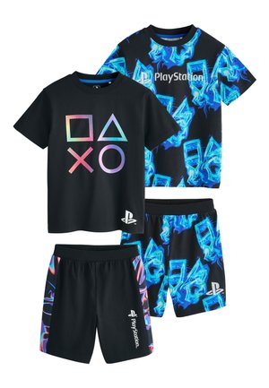Deux ensembles de t-shirts à manches courtes et shorts noirs sur le thème PlayStation avec des symboles colorés des boutons de la manette et des logos.