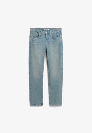 Lichtblauwe denim jeans met een rechte pasvorm, voorzien van vijf zakken, een knoopsluiting en subtiele vervaging. Versleten textuur over het hele kledingstuk.