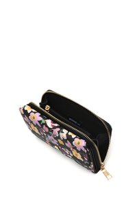 Gėlių užtrauktuko piniginė su juodu fonu, dekoruota daugiask色iais gėlėmis. Auksinės spalvos užtrauktukas, audinio pamušalas ir vidinės kišenės.